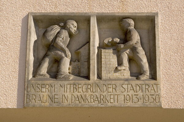 Ernst-Braune-Gedenktafel: "Unserm Mitbegründer Stadtrat Braune in Dankbarkeit 1913-1930"